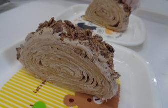 切った後のブッシュドノエル風ケーキの写真です。