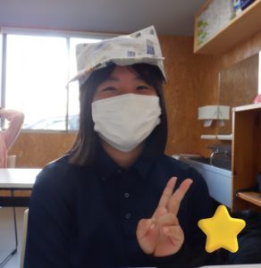 手作りの新聞紙帽子を被り、準備万端の利用者様の様子