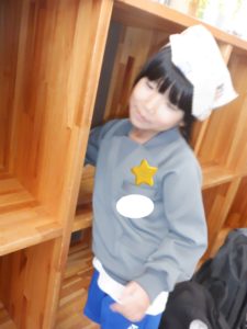 かばん棚の奥まで布巾が届くよう、一生懸命手を伸ばれている利用者様の様子