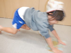 床の雑巾がけをされる利用者様の様子