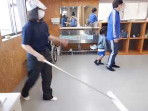 モップがけをされる利用者様の様子