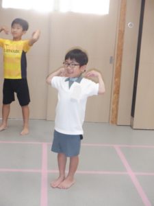 ラジオ体操を笑顔で行う利用者様