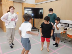 ゲームを進める利用者様と職員