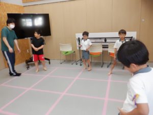 ガムテープの枠の上に乗る利用者様