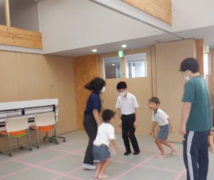 みんなで一緒になって遊ぶ利用者様たち