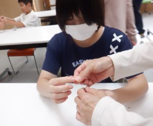 職員のサポートを受けながら制作される利用者様