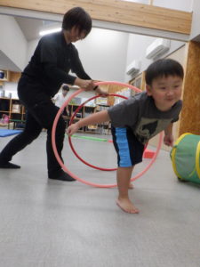 無事にフラフープの中をくぐり笑顔になる利用者様