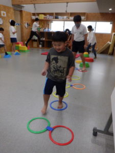 笑顔で「けんけんぱ！」を行う利用者様