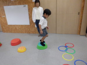 バランスストーンの上を慎重に移動する利用者様