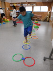 リズム良くわっかの中をステップする利用者様