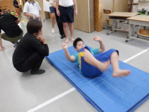 マットの上で前転する利用者様