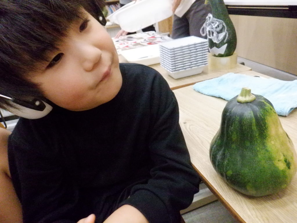 かぼちゃと一緒に写る利用者様