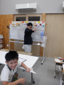 お菓子の在り処を指し示す職員