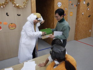 発見したお菓子を渡す様子