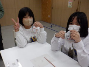 お菓子をもらった利用者様たち