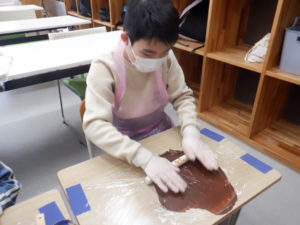 クッキー生地を、めん棒を使って薄くのばす利用者様