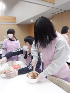 シュー生地を混ぜる利用者様