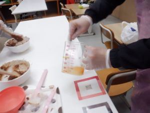 溶き卵をシュー生地に入れようとする様子