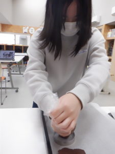 生地をオーブン皿に乗せる利用者様