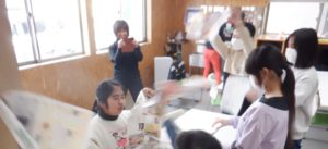 新聞紙を使って遊ぶ利用者様たち