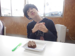 クッキーシューを召し上がる前に記念撮影する利用者様