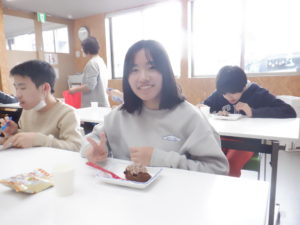 クッキーシューを美味しく召し上がる利用者様たち