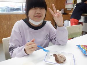 クッキーシューを美味しく召し上がる利用者様