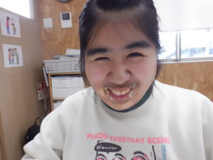 クッキーシューを美味しく召し上がる利用者様