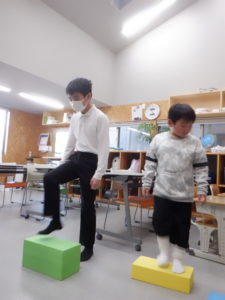 踏み台昇降を行う利用者様たち