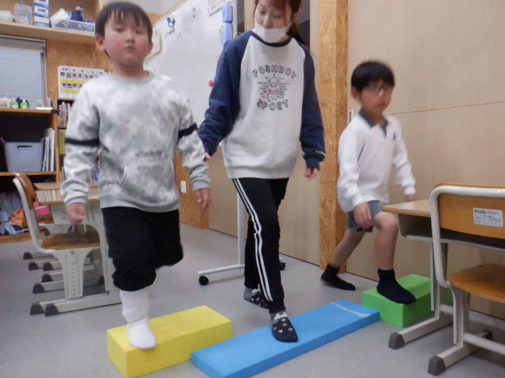 踏み台昇降を行う利用者様たちと職員