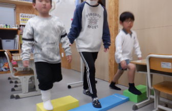 踏み台昇降を行う利用者様たちと職員