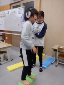 踏み台昇降を行う利用者様と職員