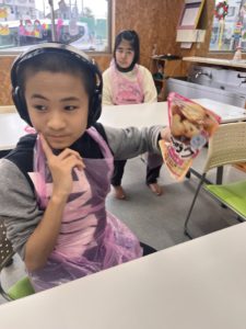 クッキー生地の材料が入った袋をフリフリする利用者様