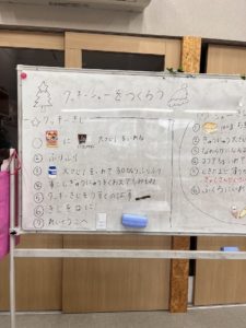 クッキーシュー作りの工程が書かれたホワイトボード