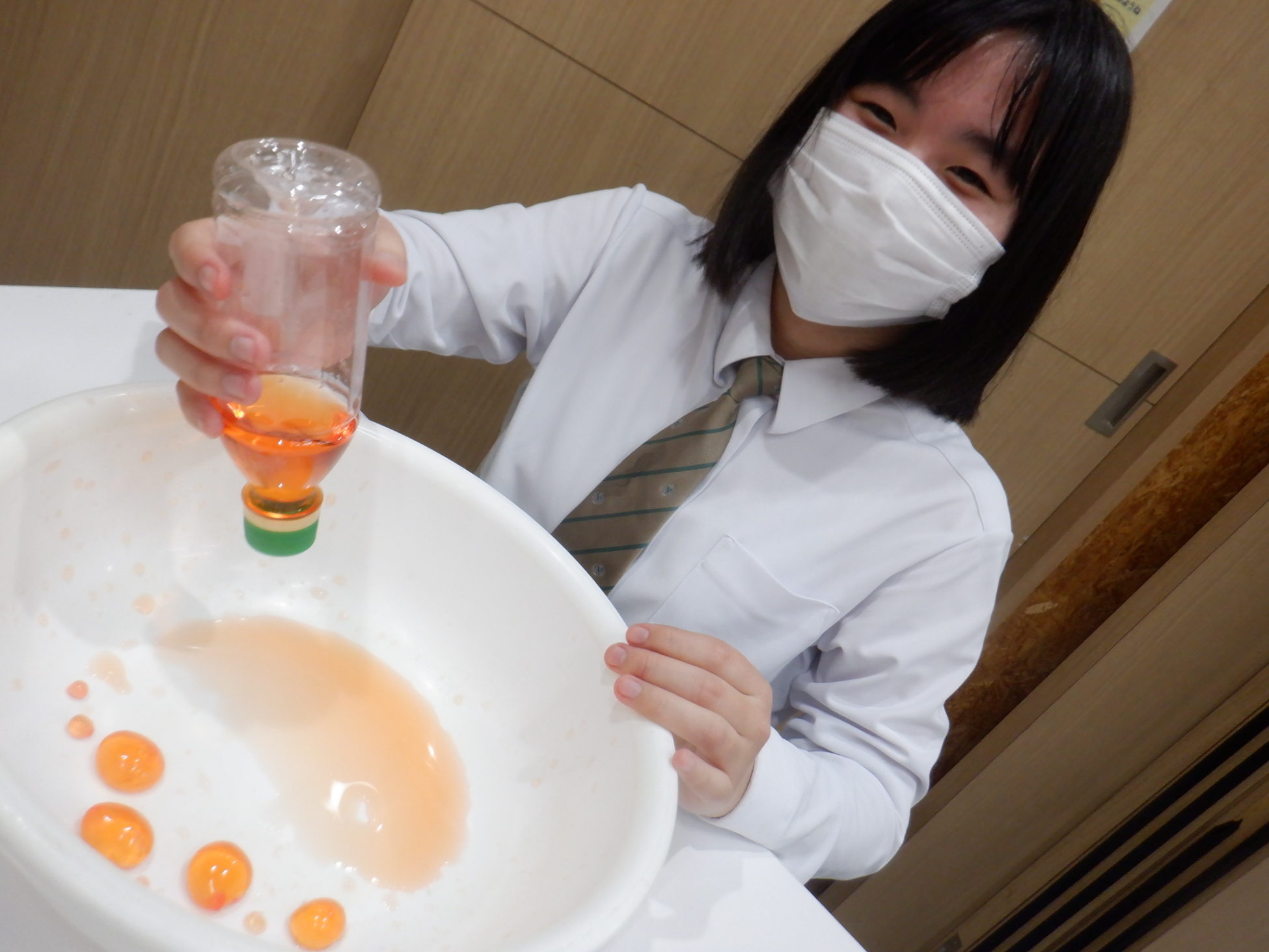 色水の入ったチカバルーンを、たくさん作ることができた利用者様