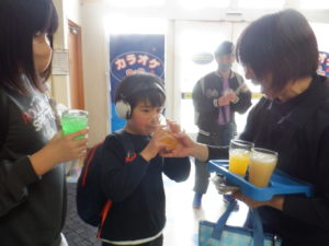 好きな飲み物を選ぶ利用者様たちと職員