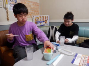 昼食を召し上がる利用者様たち