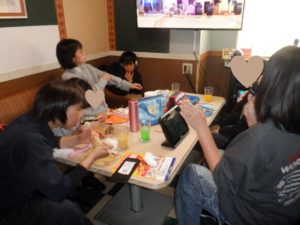 昼食を摂る様子