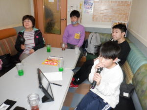 カラオケをしている様子