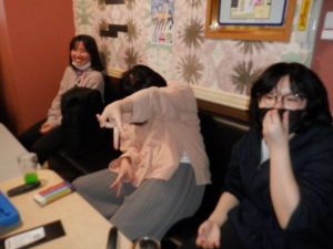 カラオケを楽しむ利用者様たち