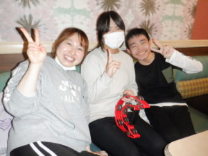 笑顔で記念撮影をする利用者様と職員