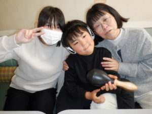 記念撮影をする利用者様たちと職員