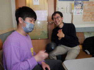 マラカスでリズムを取り、盛り上げる利用者様と職員